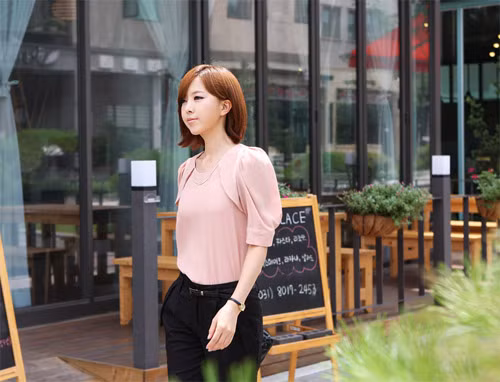 Khi kết hợp áo tay lỡ cùng quần âu nên chọn quần ống đứng, có độ dài vừa phải và vừa vặn với cơ thể của bạn để vừa tạo được nét thanh lịch lại giúp bạn thoải mái trong việc đi lại khi ở công sở.