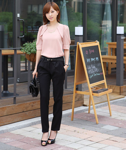 Dù ở thời tiết nào thì quần âu cũng là người bạn luôn đồng hành cùng cô nàng công sở. Việc mix áo tay lỡ cùng quần âu trong những ngày trời se lạnh được các bạn gái lựa chọn bởi sự gọn gàng, thoải mái và thanh lịch.