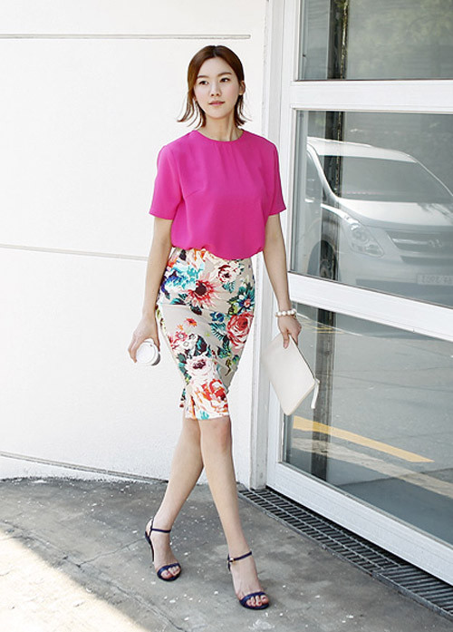 Màu sắc của áo cũng khá phong phú, phù hợp với vóc dáng cũng như sở thích của từng bạn gái. Cô nàng nhỏ nhắn, yêu thích nét trẻ trung có thể thoải mái lựa chọn màu sắc tươi mới như màu hồng ngọt ngào hay màu xanh bắt mắt.