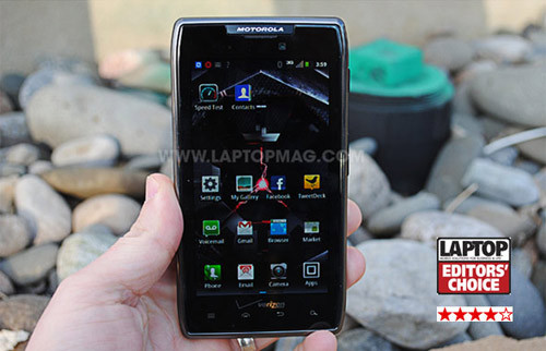 4. Motorola Droid RAZR Maxx: Droid RAZR Maxx thể hiện sức mạnh của mình ở thời lượng pin sử dụng cực cao, thiết kế mảnh dẻ, thanh thoát, biến nó trở thành chiếc điện thoại 4G LTE có tốc độ lướt web cực nhanh và độ bền cao.