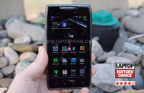 4. Motorola Droid RAZR Maxx: Droid RAZR Maxx thể hiện sức mạnh của mình ở thời lượng pin sử dụng cực cao, thiết kế mảnh dẻ, thanh thoát, biến nó trở thành chiếc điện thoại 4G LTE có tốc độ lướt web cực nhanh và độ bền cao.