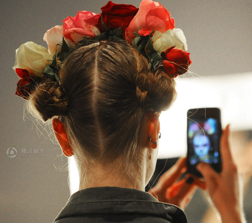 Những chiếc vòng hoa tuyệt đẹp của Didit Hediprasetyo được kết vô cùng khéo léo. Xem thêm: Những kiểu tóc dễ bị "ném đá"" khi ra đường Những chiếc vòng hoa tuyệt đẹp của Didit Hediprasetyo được kết vô cùng khéo léo. Xem thêm: Những kiểu tóc dễ bị "ném đá"" khi ra đường