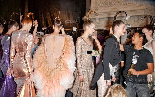 Thiết kế tóc của thương hiệu Alexis Mabille đậm mùi truyện tranh với mái tóc được chải và cột chặt lên đỉnh đầu. Đuôi tóc quấn chặt, vuốt gel tạo hình dấu móc câu với điểm nhấn là những viên đá lấp lánh ở ngọn rất độc đáo. Xem thêm: Những kiểu tóc dễ bị "ném đá"" khi ra đường Thiết kế tóc của thương hiệu Alexis Mabille đậm mùi truyện tranh với mái tóc được chải và cột chặt lên đỉnh đầu. Đuôi tóc quấn chặt, vuốt gel tạo hình dấu móc câu với điểm nhấn là những viên đá lấp lánh ở ngọn rất độc đáo. Xem thêm: Những kiểu tóc dễ bị "ném đá"" khi ra đường