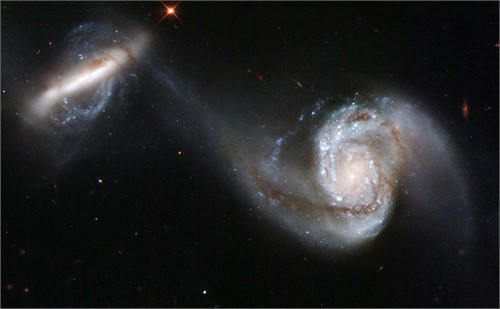 Thiên hà Arp 87 cách Trái đất 300 triệu năm ánh sáng thuộc chòm sao Sư tử (Leo). Các ngôi sao, khí và bụi có thể được nhìn rõ khi một thiên hà đi ngang qua thiên hà khác. Thiên hà Arp 87 cách Trái đất 300 triệu năm ánh sáng thuộc chòm sao Sư tử (Leo). Các ngôi sao, khí và bụi có thể được nhìn rõ khi một thiên hà đi ngang qua thiên hà khác.