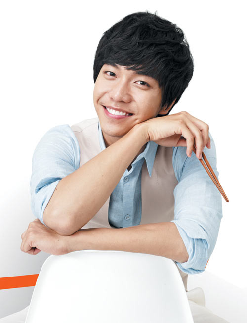 Lee Seung Gi không chỉ là một diễn viên giỏi, đa năng, anh còn là một chàng trai học giỏi và có tư cách - một chàng trai ngoan trong mắt các bà nội trợ. Tuy nhiên anh vẫn chịu "về sau" tiền bối Gong Yoo. Xem thêm:Khi mỹ nam Việt điệu đà cùng...hoa Lee Seung Gi không chỉ là một diễn viên giỏi, đa năng, anh còn là một chàng trai học giỏi và có tư cách - một chàng trai ngoan trong mắt các bà nội trợ. Tuy nhiên anh vẫn chịu "về sau" tiền bối Gong Yoo. Xem thêm:Khi mỹ nam Việt điệu đà cùng...hoa