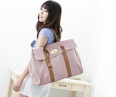 Tuy nhiên, chúng ta không nên thường xuyên mang túi xách nặng quá 1kg, nó sẽ làm cho bạn cảm thấy đau nơi vùng cổ, lưng và khó thực hiện được các động tác khác của cánh tay. Bạn đừng để việc này diễn ra quá nhiều, hãy cố gắng chỉ mang theo mình những thứ thực sự cần thiết hoặc chia nhỏ ra một vài túi để dùng đúng lúc bạn cần. Tuy nhiên, chúng ta không nên thường xuyên mang túi xách nặng quá 1kg, nó sẽ làm cho bạn cảm thấy đau nơi vùng cổ, lưng và khó thực hiện được các động tác khác của cánh tay. Bạn đừng để việc này diễn ra quá nhiều, hãy cố gắng chỉ mang theo mình những thứ thực sự cần thiết hoặc chia nhỏ ra một vài túi để dùng đúng lúc bạn cần.