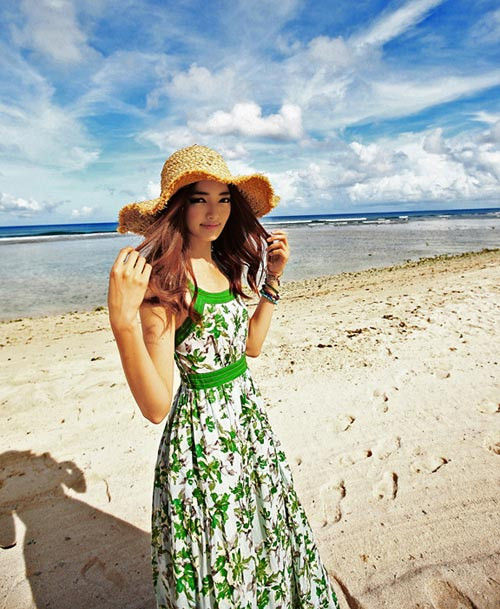 Cùng với maxi và mũ rộng vành, bạn hãy mix thêm một đôi dép kẹp để tiện cho những buổi dạo chơi trên cát. Xem thêm:Che chân vòng kiềng với váy áo hè cực xinh Cùng với maxi và mũ rộng vành, bạn hãy mix thêm một đôi dép kẹp để tiện cho những buổi dạo chơi trên cát. Xem thêm:Che chân vòng kiềng với váy áo hè cực xinh