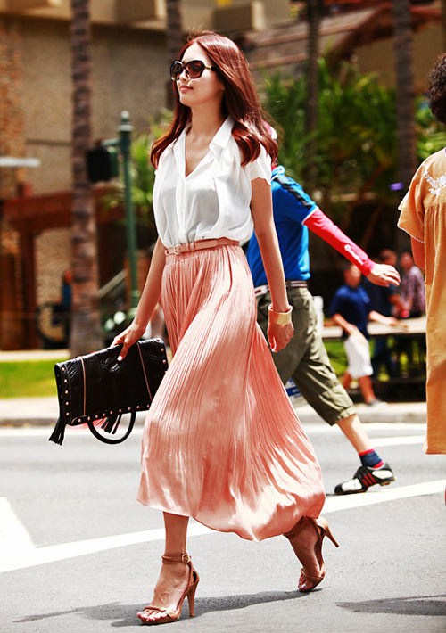 Kiểu dáng xếp pli rất được ưa thích trong hè năm nay vì nó giúp phái đẹp khẳng định nữ tính. Bạn có thể tự tin tới công sở với chiếc đầm pastel kết hợp cùng sơ mi trắng xinh xắn như thế này. Xem thêm:Che chân vòng kiềng với váy áo hè cực xinh Kiểu dáng xếp pli rất được ưa thích trong hè năm nay vì nó giúp phái đẹp khẳng định nữ tính. Bạn có thể tự tin tới công sở với chiếc đầm pastel kết hợp cùng sơ mi trắng xinh xắn như thế này. Xem thêm:Che chân vòng kiềng với váy áo hè cực xinh