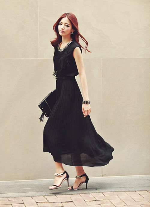 Hay nổi bật trong buổi party với đầm đen voan kết hợp cùng áo phông có kết kim loại sang trọng. Xem thêm:Che chân vòng kiềng với váy áo hè cực xinh Hay nổi bật trong buổi party với đầm đen voan kết hợp cùng áo phông có kết kim loại sang trọng. Xem thêm:Che chân vòng kiềng với váy áo hè cực xinh