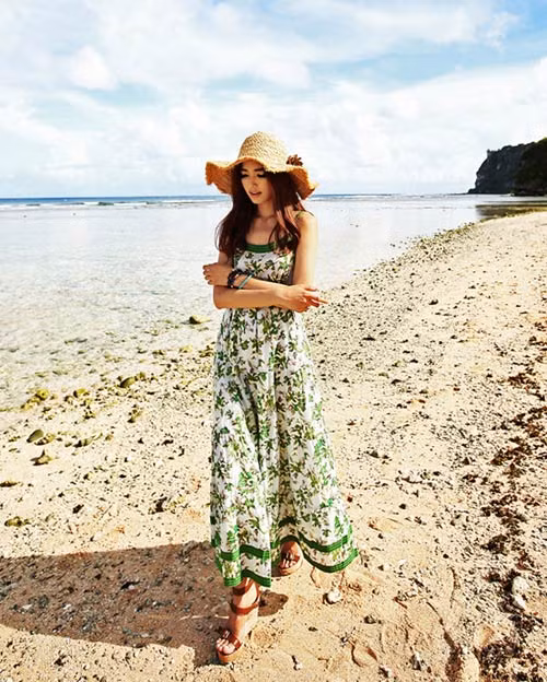 Nếu chuẩn bị đi biển, đừng quên một chiếc đầm maxi có hoa văn tươi mát như thế này. Xem thêm:Che chân vòng kiềng với váy áo hè cực xinh Nếu chuẩn bị đi biển, đừng quên một chiếc đầm maxi có hoa văn tươi mát như thế này. Xem thêm:Che chân vòng kiềng với váy áo hè cực xinh