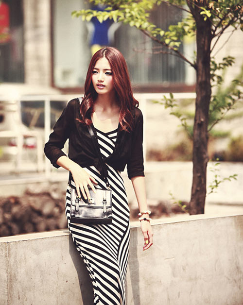 Nếu không tự tin với vòng 1, bạn có thể mix cùng một chiếc sơ mi voan có thắt nút trước ngực. Xem thêm:Che chân vòng kiềng với váy áo hè cực xinh Nếu không tự tin với vòng 1, bạn có thể mix cùng một chiếc sơ mi voan có thắt nút trước ngực. Xem thêm:Che chân vòng kiềng với váy áo hè cực xinh