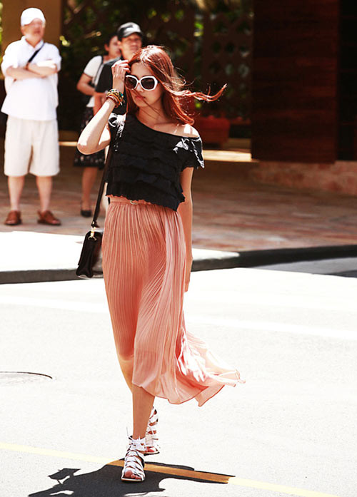 Hay cũng thật dịu dàng nữ tính khi kết cùng chiếc áo ren lửng. Xem thêm:Che chân vòng kiềng với váy áo hè cực xinh Hay cũng thật dịu dàng nữ tính khi kết cùng chiếc áo ren lửng. Xem thêm:Che chân vòng kiềng với váy áo hè cực xinh