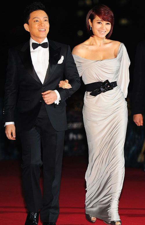 Ngôi sao xinh đẹp rạng rỡ với bộ váy màu ghi nhũ bạc quyến rũ và quý phái. Ngôi sao xinh đẹp rạng rỡ với bộ váy màu ghi nhũ bạc quyến rũ và quý phái.