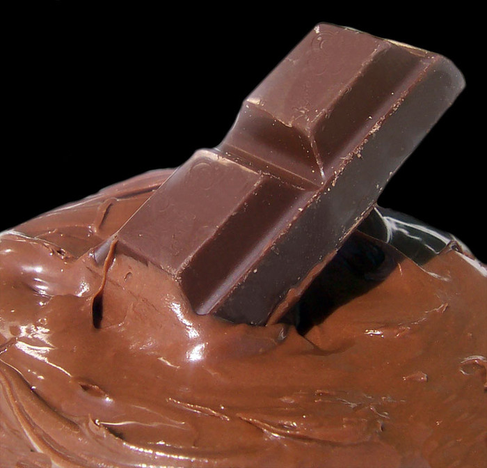 Theo một nghiên cứu tại Tây Ban Nha xuất bản năm 2010 trên tạp chí Hepatology, chất chống oxy hóa trong chocolate đen giảm hư hại các mạch máu do bệnh xơ gan gây ra. Chocolate đen có thể giúp ngăn các mạch máu trong gan bị gián đoạn. Các chuyên gia sức khỏe cho rằng ăn 100g chocolate mỗi ngày giúp giảm rủi ro bệnh tim mạch đến 21%. Xem thêm: Giải nhanh cơn khát, mát bổ ngày hè với nước dừa Theo một nghiên cứu tại Tây Ban Nha xuất bản năm 2010 trên tạp chí Hepatology, chất chống oxy hóa trong chocolate đen giảm hư hại các mạch máu do bệnh xơ gan gây ra. Chocolate đen có thể giúp ngăn các mạch máu trong gan bị gián đoạn. Các chuyên gia sức khỏe cho rằng ăn 100g chocolate mỗi ngày giúp giảm rủi ro bệnh tim mạch đến 21%. Xem thêm: Giải nhanh cơn khát, mát bổ ngày hè với nước dừa