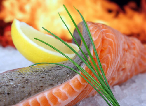 Cá hồi và cá béo: Cá hồi với lượng omega-3 dồi dào là nguồn thực phẩm thiên nhiên giúp duy trì sức khỏe tim mạch như ngăn ngừa nhồi máu cơ tim, đột quỵ và bổ sung lượng cholesterol tốt. Cá hồi, cá trích và cá mòi giúp tăng lượng cholesterol tốt đến 4%. Xem thêm: Giải nhanh cơn khát, mát bổ ngày hè với nước dừa Cá hồi và cá béo: Cá hồi với lượng omega-3 dồi dào là nguồn thực phẩm thiên nhiên giúp duy trì sức khỏe tim mạch như ngăn ngừa nhồi máu cơ tim, đột quỵ và bổ sung lượng cholesterol tốt. Cá hồi, cá trích và cá mòi giúp tăng lượng cholesterol tốt đến 4%. Xem thêm: Giải nhanh cơn khát, mát bổ ngày hè với nước dừa