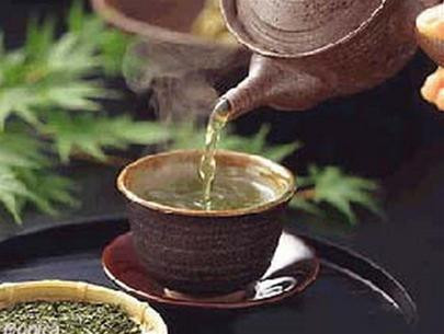 Trà: Trà giúp chống oxy hóa và ít lượng caffeine hơn cà phê. Một tách cà phê chứa khoảng 135 mg caffeine, trong khi trà chỉ chứa khoảng 30-40 mg trên mỗi tách. Trà giúp bảo vệ xương vì sự hiện diện của chất phytochemical. Ngoài ra, trà cũng giúp chống lại lượng LDL cholesterol. Xem thêm: Giải nhanh cơn khát, mát bổ ngày hè với nước dừa Trà: Trà giúp chống oxy hóa và ít lượng caffeine hơn cà phê. Một tách cà phê chứa khoảng 135 mg caffeine, trong khi trà chỉ chứa khoảng 30-40 mg trên mỗi tách. Trà giúp bảo vệ xương vì sự hiện diện của chất phytochemical. Ngoài ra, trà cũng giúp chống lại lượng LDL cholesterol. Xem thêm: Giải nhanh cơn khát, mát bổ ngày hè với nước dừa