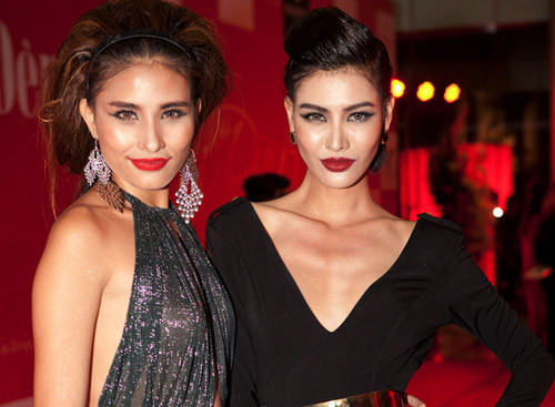 Người mẫu Kim Minh và Thanh Hoài với đôi mắt "lóe sáng" trước ánh đèn flash của ống kính máy ảnh. Xem thêm:Thiên sứ 9X: Ánh mắt đẹp tựa Phương Tư Doanh trong "Xóm vắng" Người mẫu Kim Minh và Thanh Hoài với đôi mắt "lóe sáng" trước ánh đèn flash của ống kính máy ảnh. Xem thêm:Thiên sứ 9X: Ánh mắt đẹp tựa Phương Tư Doanh trong "Xóm vắng"