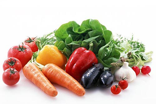 Rau quả sống: Rau củ quả mang lại nguồn vitamin dồi dào cho cơ thể nhưng bên cạnh đó cũng gây không ít bất lợi cho vòng bụng. Bình thường, những thực phẩm này chứa rất nhiều chất xơ và mềm ra khi được chế biến nên các ấy có thể tiêu hóa dễ dàng.