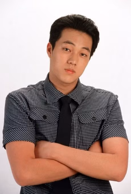Chàng trai có gương mặt mũm mĩm và sắc vóc mạnh khỏe này chính là So Ji Sub của bộ phim đầu tay "Model - Người mẫu" (năm 1997), khi đó anh vừa 20 tuổi. Xem thêm: Sao U20, 30, 40 đọ dáng với bikini: Ai hơn?