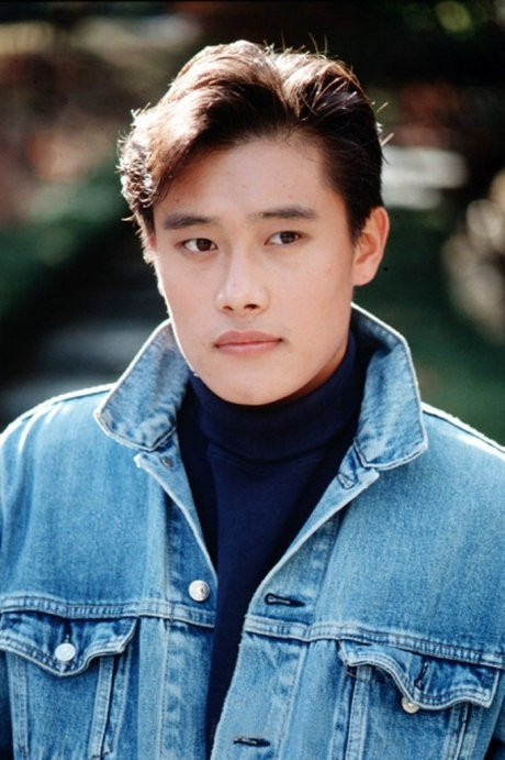Lee Byung Hun sinh ngay 12/07/1970. "Asphalt My Hometown, Asphalt" (1991) là bộ phim đầu tay của Lee Byung, khi đó anh mới chỉ 21 tuổi. Xem thêm: Sao U20, 30, 40 đọ dáng với bikini: Ai hơn? Lee Byung Hun sinh ngay 12/07/1970. "Asphalt My Hometown, Asphalt" (1991) là bộ phim đầu tay của Lee Byung, khi đó anh mới chỉ 21 tuổi. Xem thêm: Sao U20, 30, 40 đọ dáng với bikini: Ai hơn?