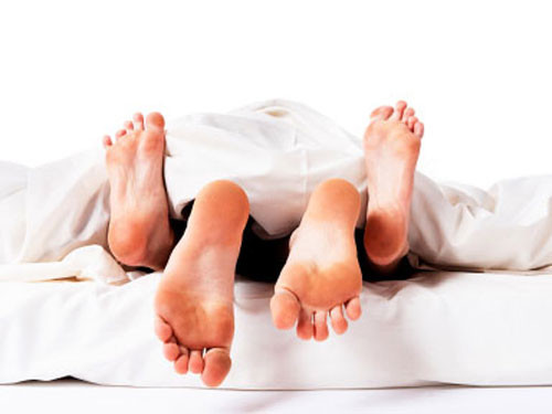 Quan hệ tình dục: Trong một khảo sát, 46% người bị đau đầu cho biết quan hệ tình dục là tác nhân gây ra chứng này. Thông thường, những người hay bị đau đầu do cố gắng quá sức cũng gặp vấn đề này. Bệnh nhân có thể cảm thấy đau đầu âm ỉ trong màn dạo đầu hoặc bị đau nhói khi đạt cực khoái (tình trạng này thường xảy ra ở đàn ông).Trong một số trường hợp hiếm gặp, chứng đau đầu dữ dội có thể xảy ra do bệnh nhân bị u hoặc phình mạch. Tuy nhiên, với đa số mọi người, đau đầu khi đang "yêu" là vô hại. Quan hệ tình dục: Trong một khảo sát, 46% người bị đau đầu cho biết quan hệ tình dục là tác nhân gây ra chứng này. Thông thường, những người hay bị đau đầu do cố gắng quá sức cũng gặp vấn đề này. Bệnh nhân có thể cảm thấy đau đầu âm ỉ trong màn dạo đầu hoặc bị đau nhói khi đạt cực khoái (tình trạng này thường xảy ra ở đàn ông).Trong một số trường hợp hiếm gặp, chứng đau đầu dữ dội có thể xảy ra do bệnh nhân bị u hoặc phình mạch. Tuy nhiên, với đa số mọi người, đau đầu khi đang "yêu" là vô hại.