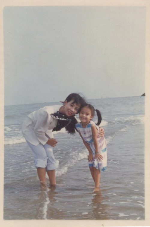 Cô là người rất yêu thích biển cả bao la. Cô là người rất yêu thích biển cả bao la.