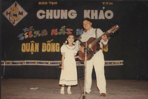 Cô tham gia rất nhiệt tình vào các hoạt động văn hóa, âm nhạc của trường lớp. Cô tham gia rất nhiệt tình vào các hoạt động văn hóa, âm nhạc của trường lớp.