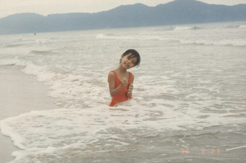 Nhí nhảnh vui đùa với làn nước mát. Nhí nhảnh vui đùa với làn nước mát.