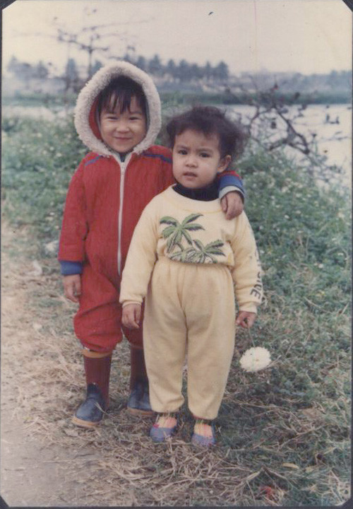 Hoàng Thùy Linh với bộ trang phục màu vàng và mái tóc "bồng bềnh". Hoàng Thùy Linh với bộ trang phục màu vàng và mái tóc "bồng bềnh".