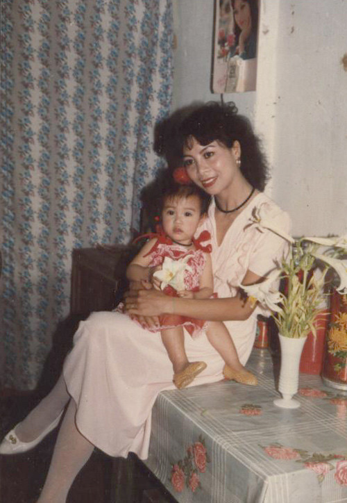 Hoàng Thùy Linh khi còn nhỏ trong vòng tay mẹ yêu. Hoàng Thùy Linh khi còn nhỏ trong vòng tay mẹ yêu.