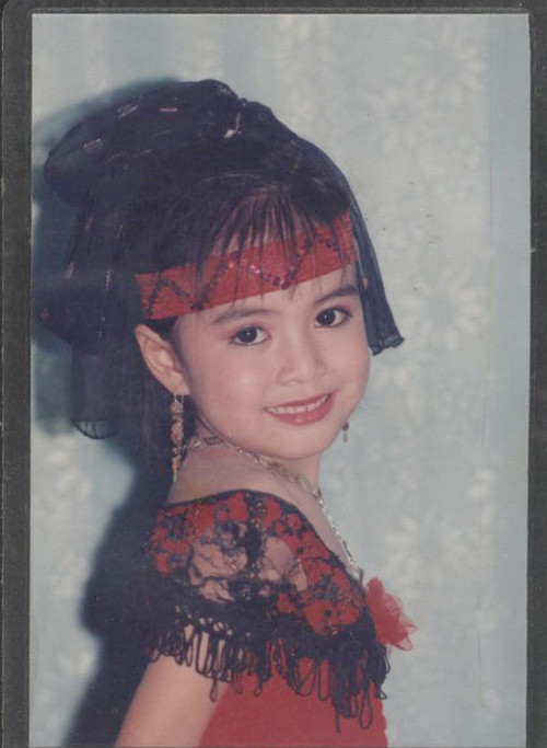 Có một điểm từ bé đến giờ vẫn không hề thay đổi trên gương mặt của Hoàng Thùy Linh đó là đôi mắt to, tròn và đen. Có một điểm từ bé đến giờ vẫn không hề thay đổi trên gương mặt của Hoàng Thùy Linh đó là đôi mắt to, tròn và đen.