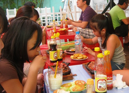 Bữa ăn của trẻ tràn ngập chất béo (Ảnh: Hoài Nam). Bữa ăn của trẻ tràn ngập chất béo (Ảnh: Hoài Nam).