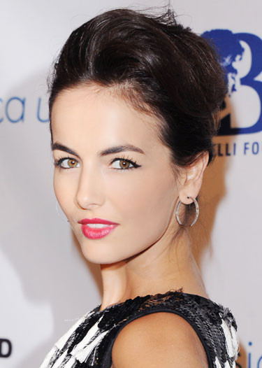 Son đỏ hồng đào cho tuổi 20 : Khi bạn ở vào độ tuổi đôi mươi, phong cách trang điểm hoàn hảo nhất phải làm toát lên được vẻ trẻ trung, năng động. Son bóng màu đỏ hồng đào là một gợi ý tuyệt vời. Nó làm tôn lên đôi môi căng mọng, đầy sức sống của bạn. Xem thêm: Rùng mình: Sao Việt "đẹp sợ" với màu son Ma Cà Rồng