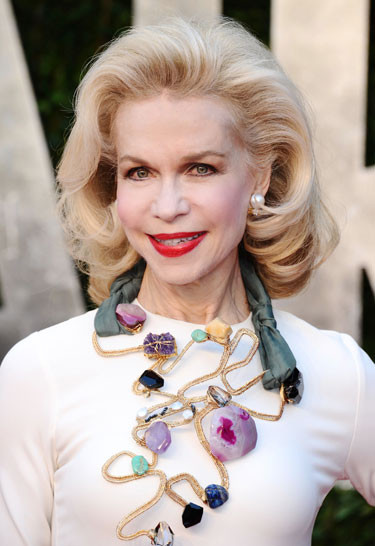 Đỏ anh đào đậm cho tuổi 60: Phong cách trang điểm ở độ tuổi này nhấn mạnh nét sang trọng, quý phái. Phụ nữ tuổi này có thể lựa chọn son màu hồng đào đậm, kết hợp cùng phấn má hồng nhẹ nhàng và một chút mascara cho mi mắt. Tuy nhiên, cần lưu ý chọn các loại mỹ phẩm giàu độ ẩm có khả năng dưỡng da tốt hơn. Xem thêm: Rùng mình: Sao Việt "đẹp sợ" với màu son Ma Cà Rồng