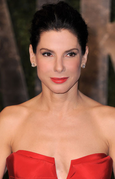 Đỏ cam cho tuổi 40: Ở độ tuổi này, làn da bắt đầu để lộ rõ ràng dấu hiệu lão hóa. Vì thế, một màu son trung tính như đỏ cam sẽ tạo được hiệu ứng tốt, làm sáng khuôn mặt. Thêm một lưu ý nhỏ với bạn là luôn đem theo son bóng để dặm lại thường xuyên bởi ở tuổi này, da môi cũng bị khô hơn. Xem thêm: Rùng mình: Sao Việt "đẹp sợ" với màu son Ma Cà Rồng