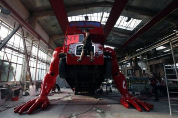 Chiếc xe buýt màu đỏ biến thành một "vận động viên".