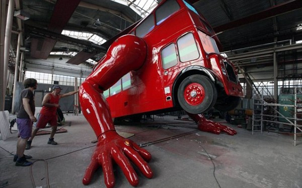 London Booster với 2 bàn tay khổng lồ.