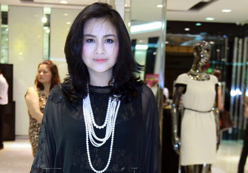 Ngoài đôi mắt đầy lửa sống thì làn môi cong căng mọng cũng là điểm đáng nhớ nhất trên gương mặt sắc sảo, kiêu sa của Thanh Lam. Ngoài đôi mắt đầy lửa sống thì làn môi cong căng mọng cũng là điểm đáng nhớ nhất trên gương mặt sắc sảo, kiêu sa của Thanh Lam.