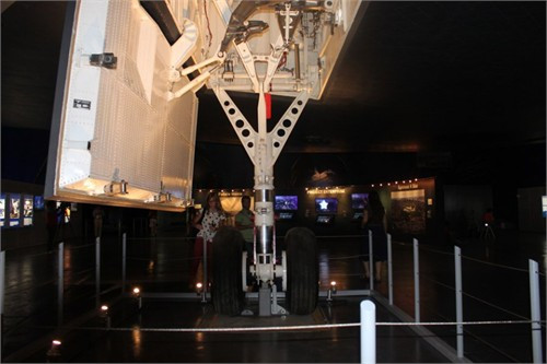 Bộ phận hạ cánh của tàu Enterprise trông giống như mọi máy bay thương mại Bộ phận hạ cánh của tàu Enterprise trông giống như mọi máy bay thương mại