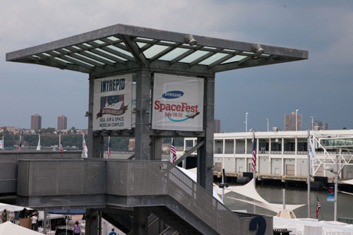 Triển lãm tàu Enterprise nằm trong khuôn khổ chương trình SpaceFest của Tập đoàn điện tử Samsung giới thiệu tivi 75-inch ES9000 Triển lãm tàu Enterprise nằm trong khuôn khổ chương trình SpaceFest của Tập đoàn điện tử Samsung giới thiệu tivi 75-inch ES9000