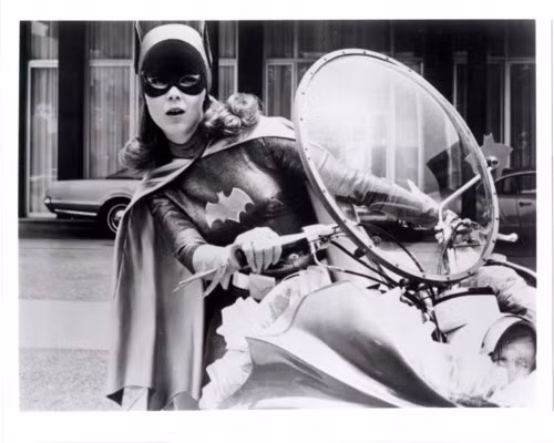 Yvonne Craig (Batgirl, 1966-1968): Yvonne Craig với trang phục quen thuộc của người dơi
