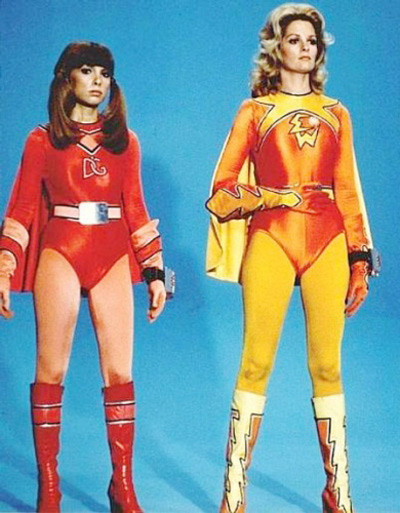 Judy Strangis và Deidre Hall (Electra Woman and Dyna Girl, 1976): Nữ diễn viên khoe đôi chân dài thẳng tắp.