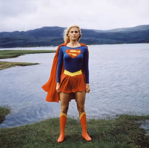 Helen Slater (Supergirl, 1984): Chiếc váy ngắn khoe chân dài, áo bó khoe khuôn ngực đầy đặn, mái tóc vàng óng, tất cả điều đó đã làm nên một cô nàng siêu nhân mạnh mẽ nhưng quyến rũ.