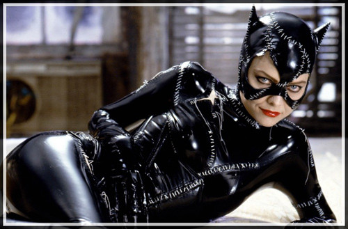 Michelle Pfeiffer (Batman Returns, 1992): Không chút hở hang nhưng nữ diễn viên Michelle Pfeiffer lại khoe được hết vẻ đẹp cơ thể trong bộ đồ bó sát và bóng này.