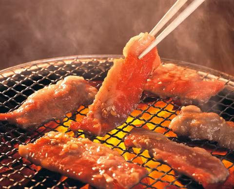 Còn trong lò nướng ở nhiệt độ 80-100oC, chất creatin (hay creatinin) trong thịt cá sẽ biến đổi thành amin thơm dị vòng. Khi ăn chất này vào gan sẽ biến thành chất độc, đi xuống ruột, gây nguy cơ ung thư đại tràng.