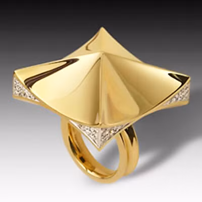 Hàng loạt những kiểu dáng khuyên tai, nhẫn, vòng tay, dây chuyền mô phỏng hình kim tự tháp được các nhà chế tác kim hoàn yêu chuộng sử dụng. Xem thêm: Tự tạo style với gam màu trắng thanh lịch, cuốn hút