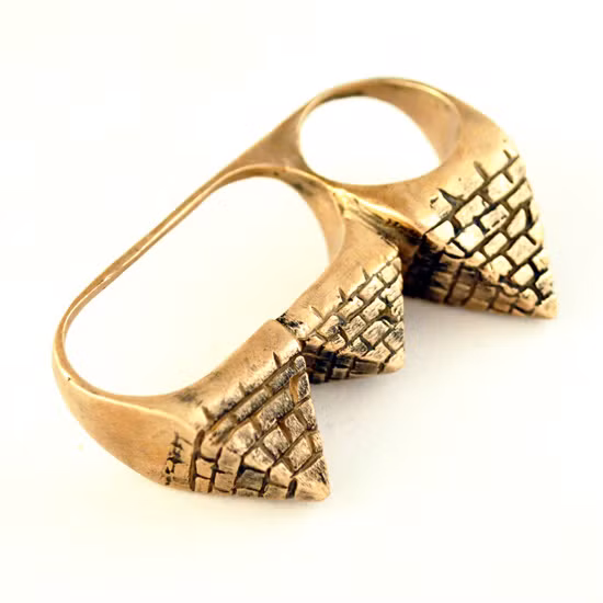 Những chiếc nhẫn hình chỏm kim tự tháp mang lại sự cá tính cho tín đồ thời trang sành điệu. Xem thêm: Tự tạo style với gam màu trắng thanh lịch, cuốn hút