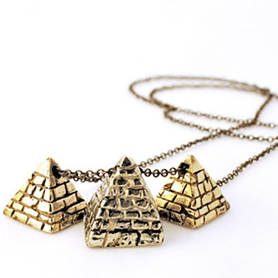 Kiểu mặt dây chuyền kim tự tháp gắn hình ảnh vua chúa mang lại sự ám ảnh về một nền văn hóa. Xem thêm: Tự tạo style với gam màu trắng thanh lịch, cuốn hút