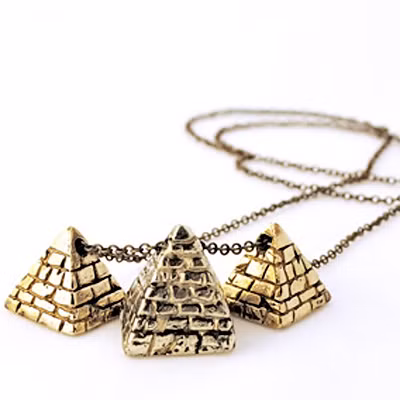 Kiểu mặt dây chuyền kim tự tháp gắn hình ảnh vua chúa mang lại sự ám ảnh về một nền văn hóa. Xem thêm: Tự tạo style với gam màu trắng thanh lịch, cuốn hút