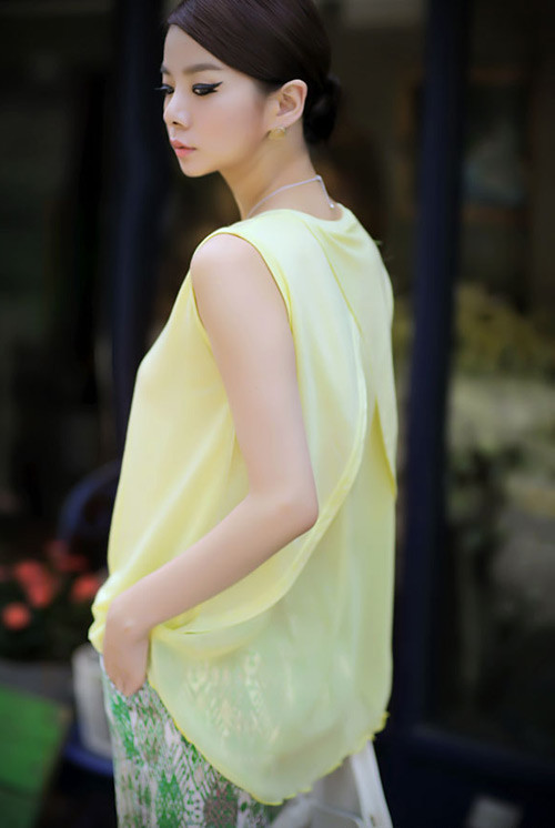 Áo khoét nách thoạt nhìn đơn giản nhưng trở nên ấn tượng với mảng voan mỏng mát sau lưng.